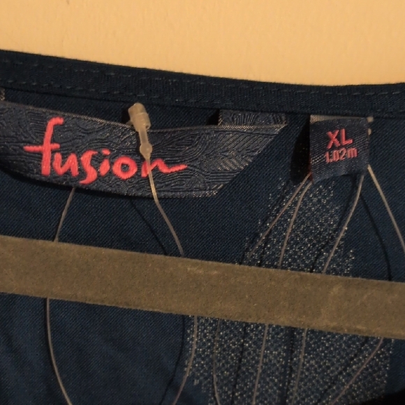 Elegant Blue and Cream Sleeveless Dress - Picture 2 of 6